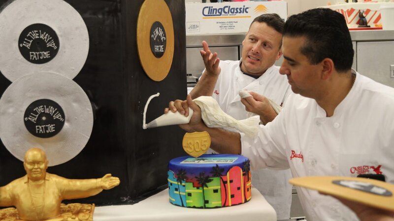Buddy and Joe working on the cake. – Bild: TLC