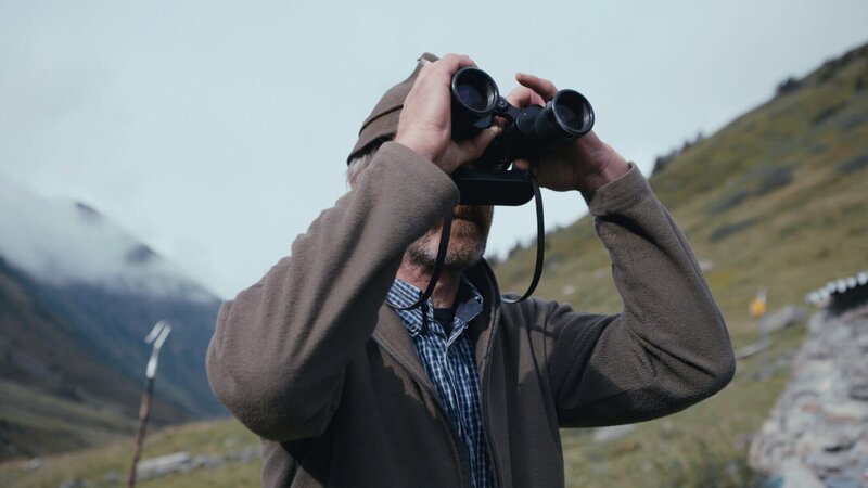 Mann mit Fernglas – Bild: SRF/​NZZ Format