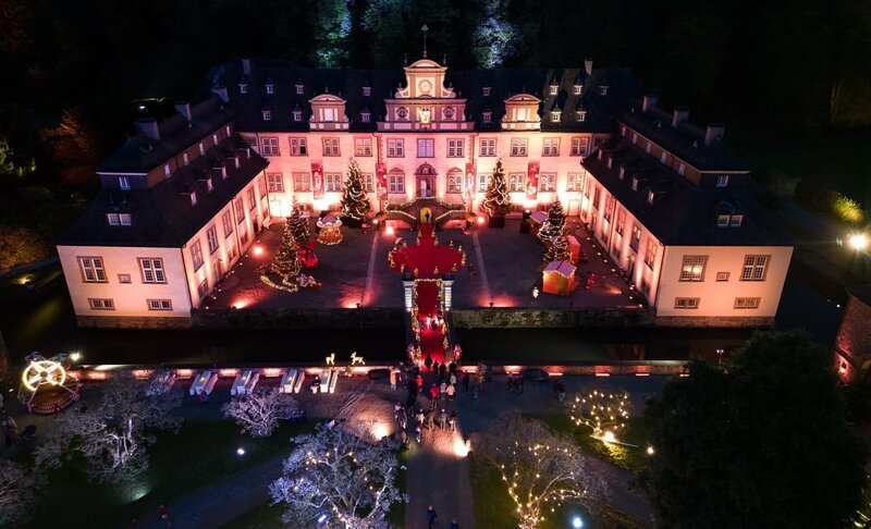 Schloss Ehreshoven in Engelskirchen ist Schauplatz der Weihnachtsausgabe von „Bares für Rares“. – Bild: ZDF und Sascha Baumann