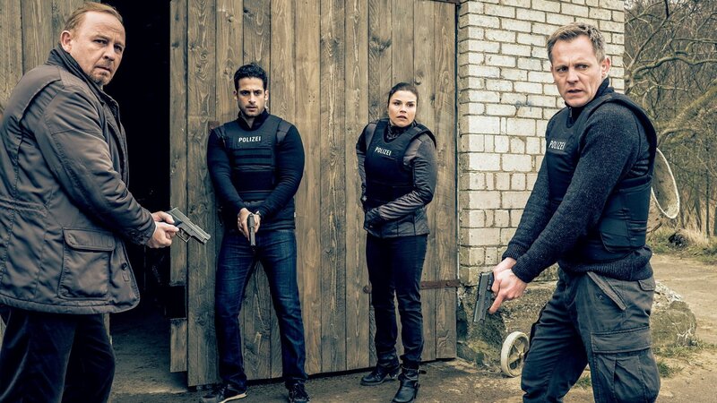 Karl Hidde (Alexander Held, l.), Karim Uthmann (Karim Günes) Thomas Jung (Johannes Zirner, r.) und Nina Petersen (Katharina Wackernagel) sind kurz davor den Täter zu stellen. – Bild: ZDF Enterprises GmbH