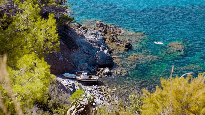 Eine natürlich Bucht auf der Insel Elba. – Bild: FLORIANFILM