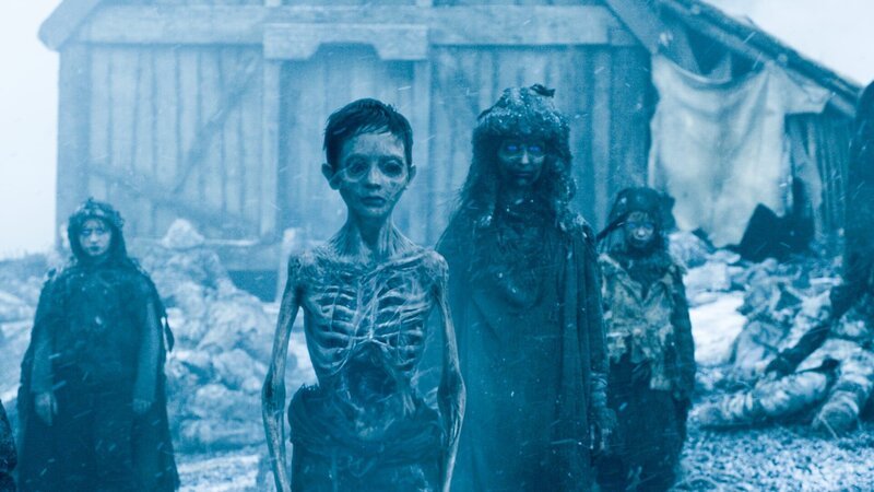 Tyrion advises Daenerys. Sansa forces Theon to tell her a secret. Cersei remains stubborn. Arya meets her first target. Jon and Tormund meet with the wildling elders. – Bild: 2015 Home Box Office, Inc. All /​ Home Box Office /​ ©2015 Home Box Office, Inc. All rights reserved. HBO® and all related programs are the property of Home Box Office, Inc.