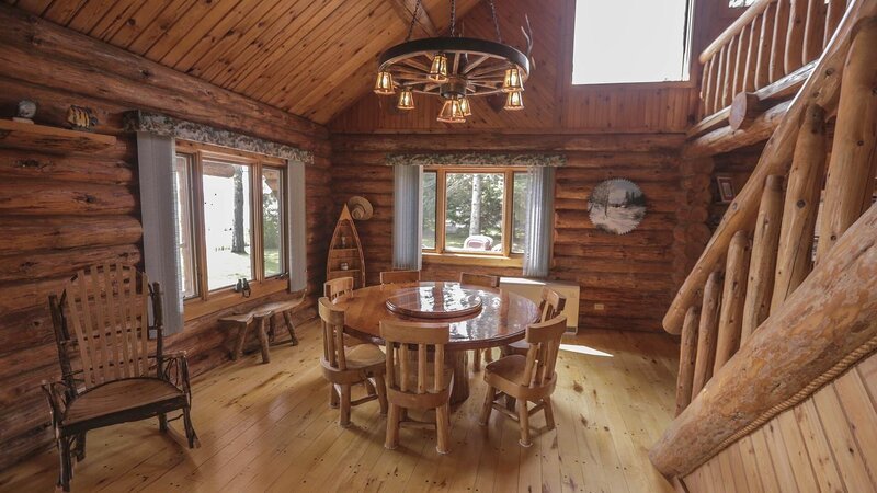 The dining room of the Open View Cabin is spacious with old western decor, as seen on HGTV’s Log Cabin Living. – Bild: HGTV/​Scripps Networks, LLC