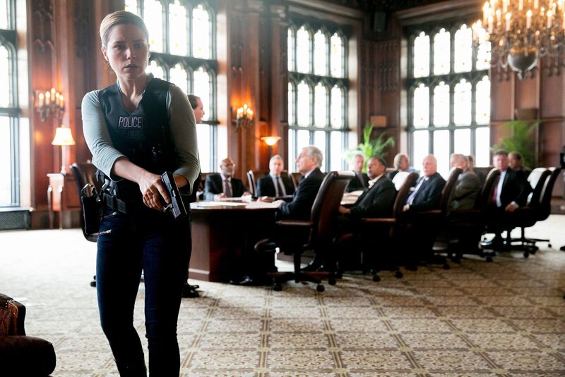 Chicago P.D. Staffel 2 Folge 22 Ein Mann droht, die Geschäftsleitung zu ermorden: Sophia Bush als Erin Lindsay (vorne) – Bild: SRF/​Universal Television LLC