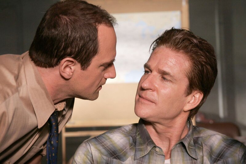 Stablers (Christopher Meloni, l.) Wege kreuzen die eines alten Bekannten, der schon wieder straffällig geworden ist. Erneut ist Gordon Rickett (Matthew Modine) unter dem Verdacht verhaftet worden, ein junges Mädchen vergewaltigt und umgebracht zu haben. – Bild: WILL HART /​ 2005 Will Hart