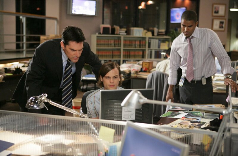 Ein Fall, der vier Jahre zurückliegt beschäftigt Reid (Matthew Gray Gubler, M.), Aaron Hotchner (Thomas Gibson, l.) und Derek Morgan (Shemar Moore, r.) … – Bild: 13TH STREET_2008 ABC Studios
