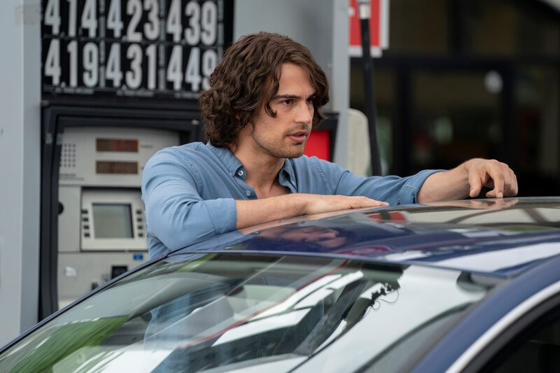 Henry (Theo James) – Bild: Macall Polay /​ Warner