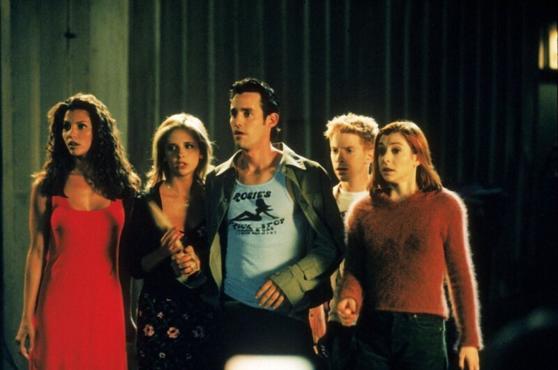 V.l.: Cordelia Chase (Charisma Carpenter), Buffy (Sarah Michelle Gellar), Xander (Nicholas Brendon), Oz (Seth Green), Willow (Alyson Hannigan) Die Verwendung des sendungsbezogenen Materials ist nur mit dem Hinweis und Verlinkung auf RTL+ gestattet. – Bild: Twentieth Century Fox Film Corporation