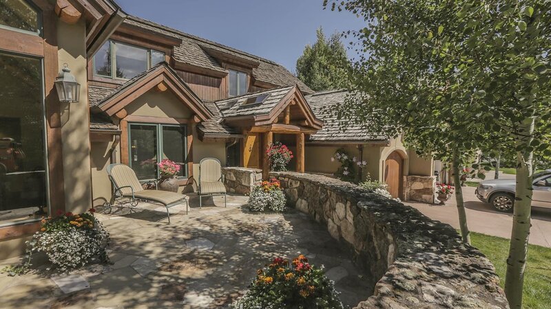 The front of the Links Cabin has a large stone patio to soak in the sun, as seen on Log Cabin Living. – Bild: HGTV/​Scripps Networks, LLC
