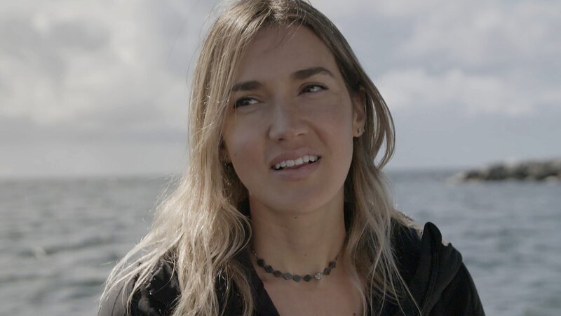 Haiexpertin Kendyl Berna hört Dr. Craig O’Connell, Haiexperte, zu, der die Eigenschaften des Kurzflossen-Makos erläutert – Bild: 2024 Warner Bros. Discovery, Inc. or its subsidiaries and affiliates. All rights reserved.