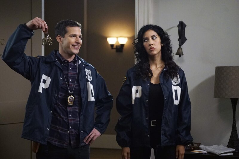 Jake Peralta (Andy Samberg), Rosa Diaz (Stephanie Beatriz) – Bild: UNIVERSAL TELEVISION LLC