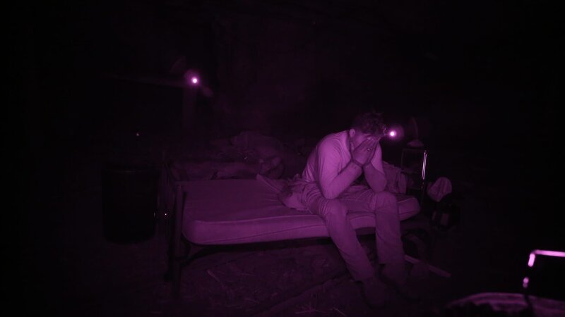 Participant Jesse Randolph Phillips covers his face with his hands inside the Darwin Mine. – Bild: Discovery Channel /​ Discovery Communications