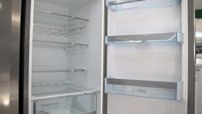 Leerer Kühlschrank. – Bild: ORF/​Autentic