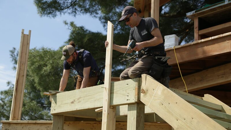 The build team working on the treehouse at Angry Orchard. – Bild: Animal Planet /​ Discovery Communications