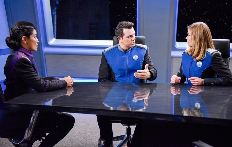 (v.li.) Kelly Hu (Admiral Ozawa), Seth MacFarlane (Capt. Ed Mercer), Adrianne Palicki (Cmdr. Kelly Grayson). – Bild: ORF/​PRO7/​© 2017 Fox/​Michael Becker