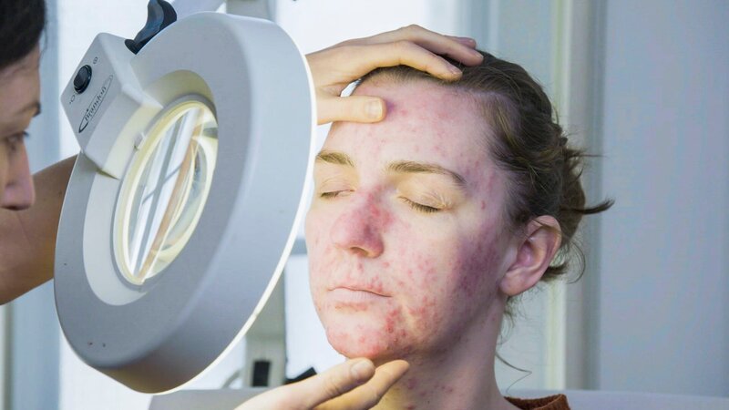 Dr Emma examining Katie. – Bild: Quest Red. /​ Full Fat TV.;Katie 7.jpg /​ Discovery Communications LLC.