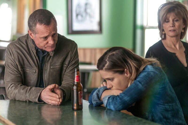 CHICAGO P.D. -- „Born into Bad News“ Episode 223 -- Pictured: (l-r) Jason Beghe as Hank Voight, Sophia Bush as Erin Lindsay, Markie Post as Bunny Fletcher -– – Bild: NBCUniversal Media, LLC