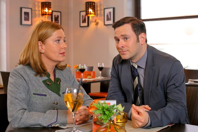 L-R: Marie Hofer (Karin Thaler) and Sebastian König (Mark-Alexander Solf) – Bild: Christian A. Rieger – klick /​ Die Verwendung ist nur bei reda /​ ZDF /​ © ZDF/​Christian A. Rieger