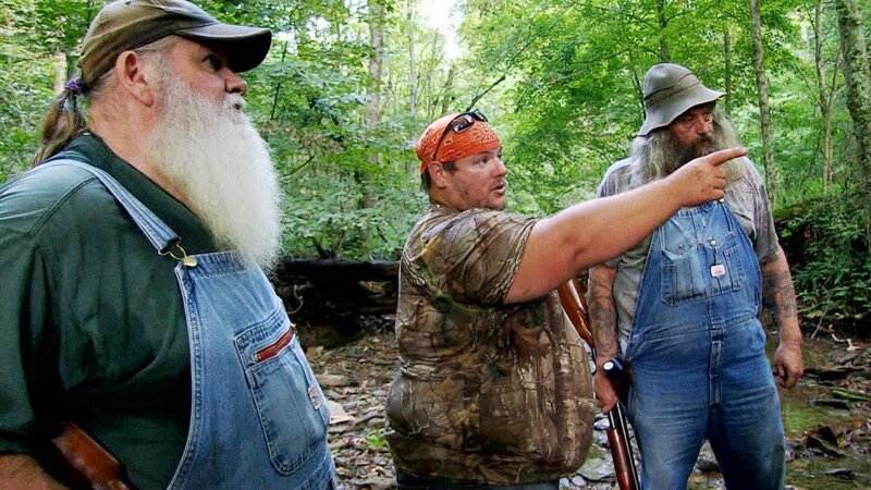 L-R: Jeff Headlee, Buck und Huckleberry. – Bild: Warner Bros. Discovery