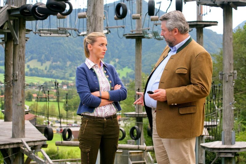 Kommissar Stadler (Dieter Fischer, r.) konfrontiert Sofia Ruppert (Deborah Müller, l.) mit seinem Verdacht. – Bild: Christian A. Rieger – klick /​ Die Verwendung ist nur bei reda /​ ZDF /​ © ZDF/​Christian A. Rieger – klick