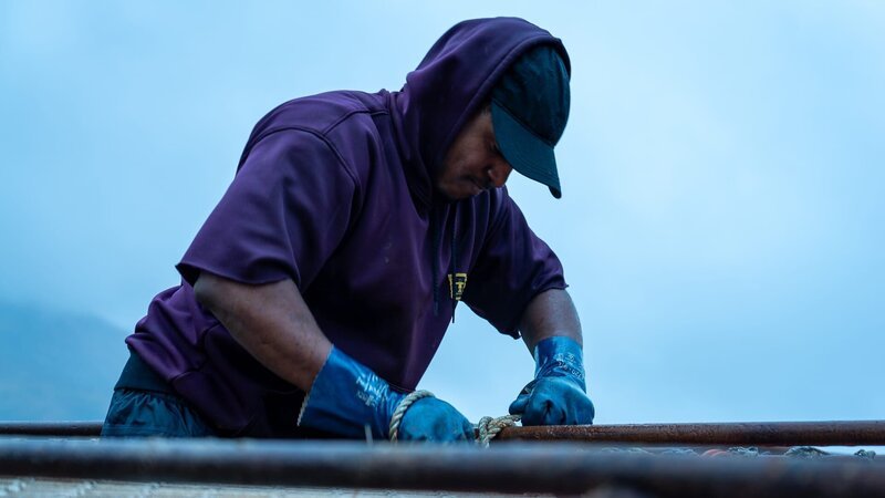 Jacob Hutchins tying pot stack – Bild: Warner Bros. Discovery, Inc.