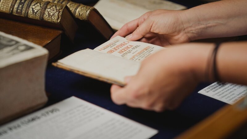 Buch „Bibliotheca Ascetica“. – Bild: ORF/​Metafilm/​Tellux-Film