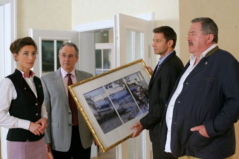 Die Kommissare (Igor Jeftic, 2.v.r.; Joseph Hannesschläger, r.) verdächtigen Isolde Richter (Daniela Kiefer, l.) ein wertvolles Bild in der Villa des Opfers entwendet zu haben. Hat Anwalt Fischbach (Norbert Heckner, 2.v.l.) davon gewusst? – Bild: Christian A Rieger klick /​ ZDF /​ Die Verwendung ist nur bei redaktioneller Berichterstattung im Rahmen einer Programmankündigung ab 2 Monate vor der ersten Aus /​ © ZDF/​Bavaria Fernsehprod./​Christian A. Rieger