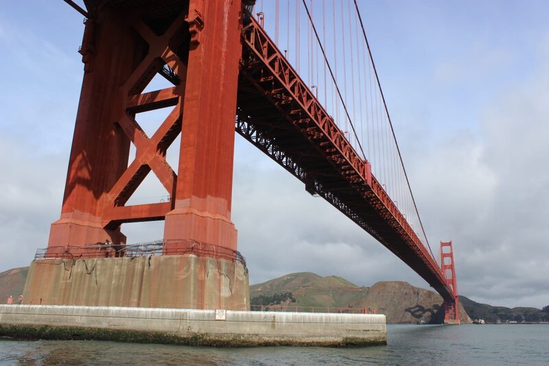 Bereits bevor es die Golden Gate Bridge überhaupt gab, sorgte sie bereits für Gesprächsstoff. Die Bevölkerung San Francisco debattierte über die Farbe, die dieses riesige Gebilde tragen soll … – Bild: Indigo Films