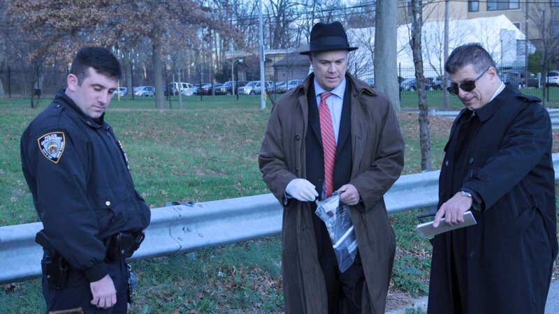 Detectives search the freeway for clues. – Bild: Discovery Communications