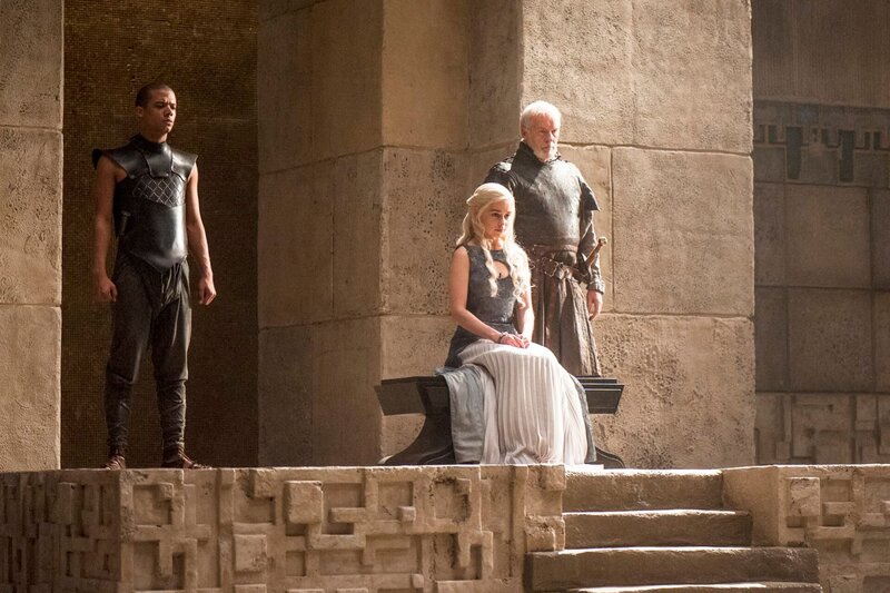 In the middle: Daenerys Targaryen (Emilia Clarke) – Bild: homeboxoffice /​ 2014 Home Box Office, Inc. All rights reserved. HBO and all related programs are the property of Home Box Office, Inc.