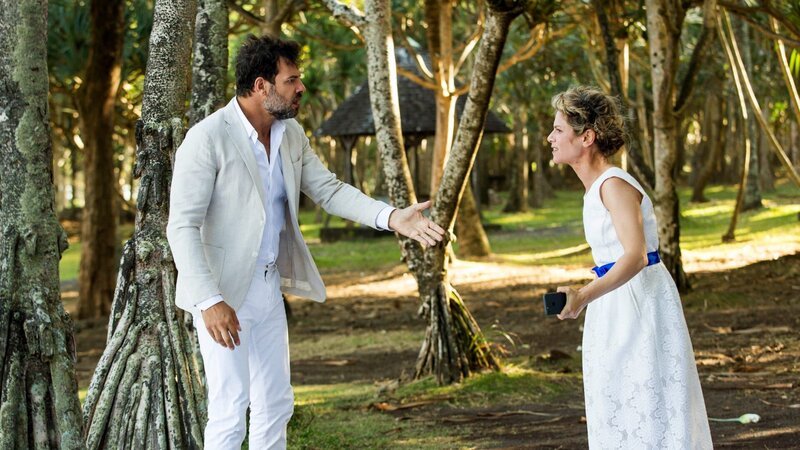 Der Streit von Vincent (Laurent Lafitte, l.) und Florence (Marina Foďs, r.) über ihren Beziehungsstatus eskaliert nach einer betrunkenen Liebesnacht der beiden, an die sich Vincent jedoch bereits am Morgen nicht mehr erinnern kann. – Bild: Thibault Grabherr Der Streit von Vincent (Laurent Lafitte, l.) und Florence (Marina Foďs, r.) über ihren Beziehungsstatus eskaliert nach einer betrunkenen Liebesnacht der beiden, an die sich Vincent jedoch bereits am Morgen nicht mehr erinnern kann. – Bild: Thibault Grabherr
