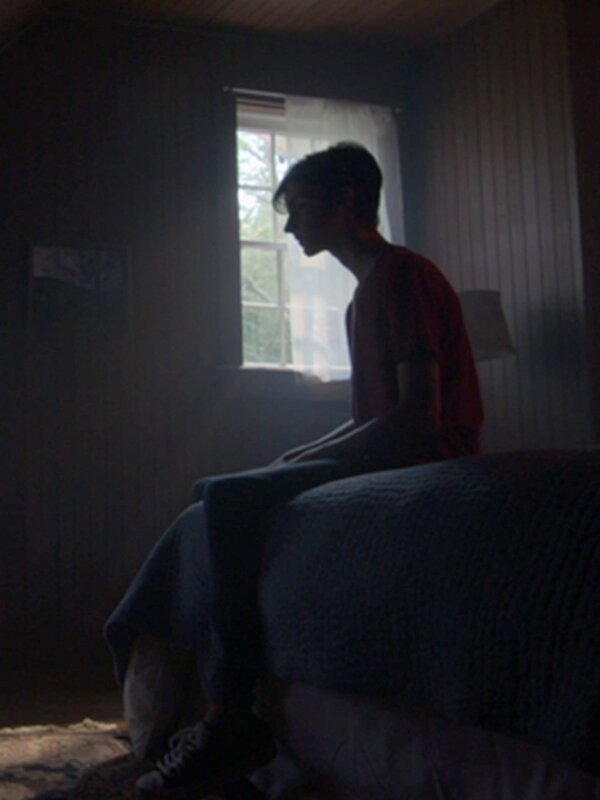 Paul Keller watches a fire burn on TV. – Bild: Discovery Communications