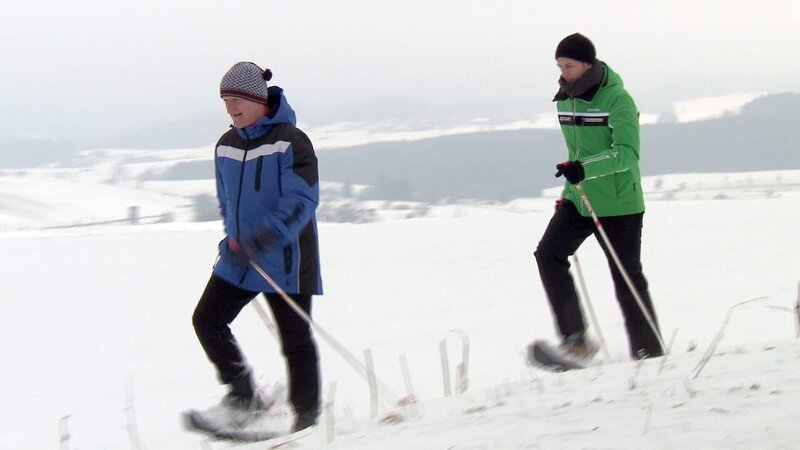 „Erlebnis Österreich“, „Sonne, Schnee und Pistenzauber – Wintertage in Niederösterreich.“ Hochalpine Landschaften und atemberaubende Panoramablicke, Europas größtes Nachtschifahr-Angebot und Racing-Camps für Schifahrer, Border und Freerider: Niederösterreich ist eine attraktive Wintersport-Destination, die den Vergleich mit den „klassischen“ Wintersport-Destinationen im Westen und Süden Österreichs nicht scheuen muss. Darüber hinaus bietet das Land gemütliche Familien-Schigebiete, Rodelbahnen, weitläufige Langlaufloipen und Winter-Wanderrouten. Ein „Erlebnis Österreich“ aus dem ORF Landesstudio Niederösterreich zeigt die vielfältigen sportlichen und touristischen Möglichkeiten anhand von fünf Regionen.  SENDUNG: ORF3 – SA – 26.01.2019⁠–⁠17:30 UHR. – Veroeffentlichung fuer Pressezwecke honorarfrei ausschliesslich im Zusammenhang mit oben genannter Sendung oder Veranstaltung des ORF bei Urhebernennung. – Bild: ORF/​Landesstudio Niederösterreich