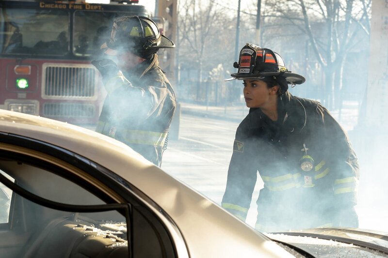 Gelingt es Mouch (Christian Stolte) und Gabriela Dawson (Monica Raymund) im Einsatz die hinter dem Steuer eingeklemmte Frau rechtzeitig zu befreien? – Bild: NBCUniversal Media, LLC