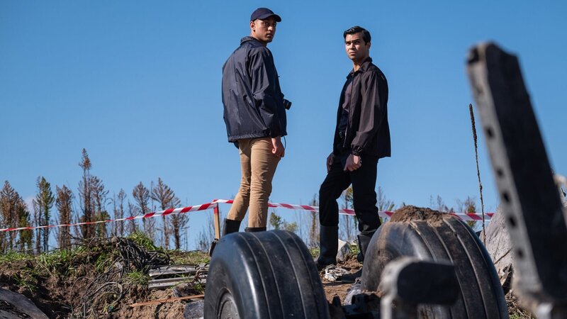 Die Ermittler durchforsten den Absturzort der US-Bangla Maschine 211. – Bild: WELT