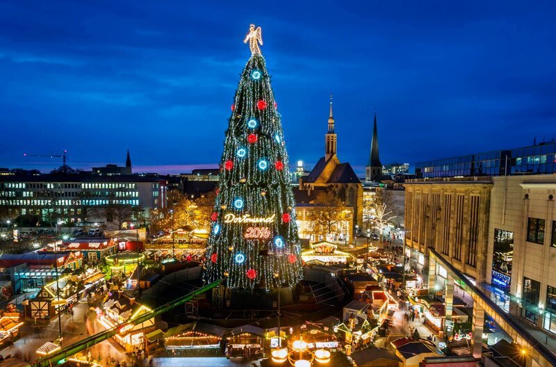 Der grösste Weihnachtsbaum der Welt steht jedes Jahr auf dem Weihnachtsmarkt in Dortmund. – Bild: WDR/​imago/​Friedrich Stark