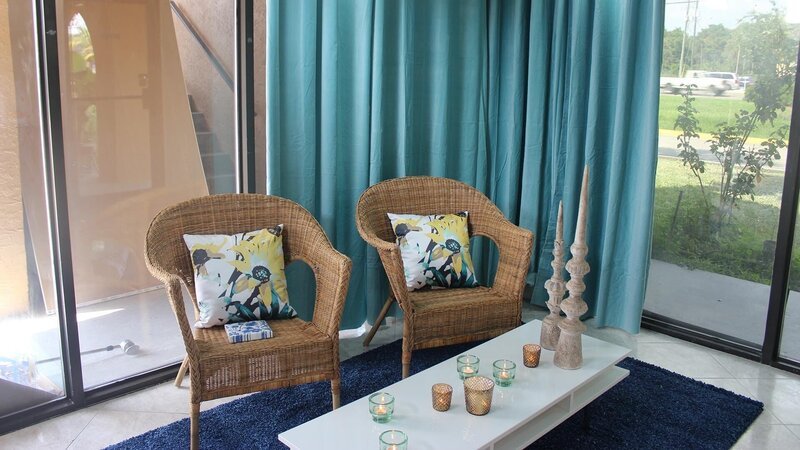 The new sitting area in the lobby in place of the old market they had before, as seen on Travel Channel’s Hotel Impossible. – Bild: 2013,The Travel Channel, L.L.C. All Rights Reserved