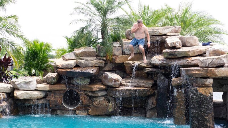 Lucas Congdon jumps into Holmes Pool. – Bild: Discovery Communications