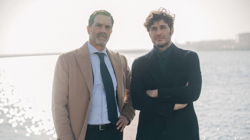 Lucas (Lino Guanciale, r.) Freundschaft mit Stefano (Fausto Sciarappa, l.) wird nach seiner Rückkehr von dem Segeltörn auf eine harte Probe gestellt. – Bild: ZDF, Matheus Bertoni
