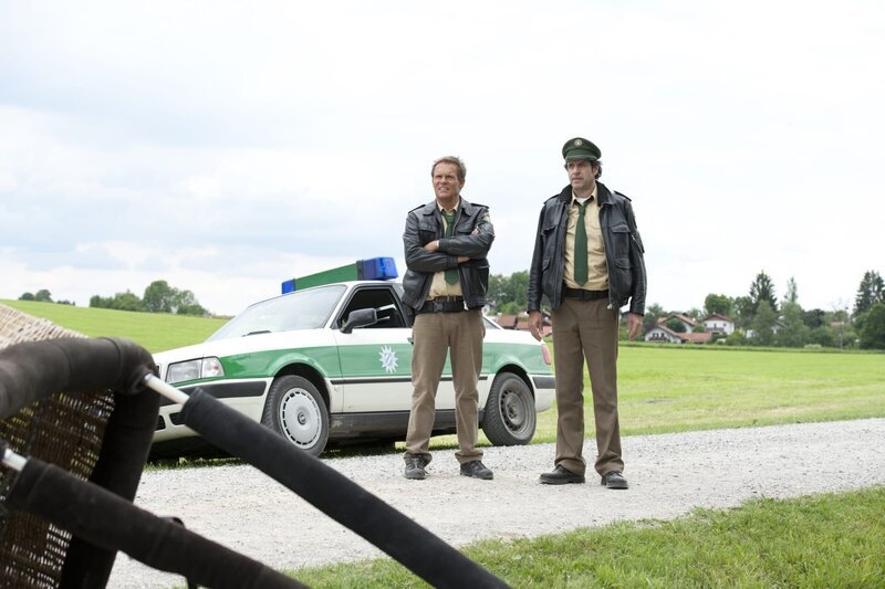 L-R: Hubert (Christian Tramitz) und Staller (Helmfried von Lüttichau) ermitteln wieder auf Hochtouren. – Bild: TMG /​ Katrin Krammer