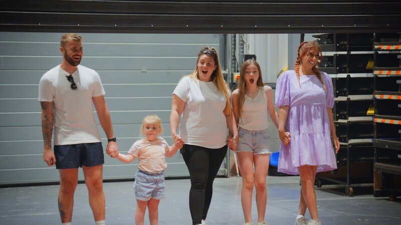 Stacey Solomon (r.) – Bild: Warner Bros. Discovery