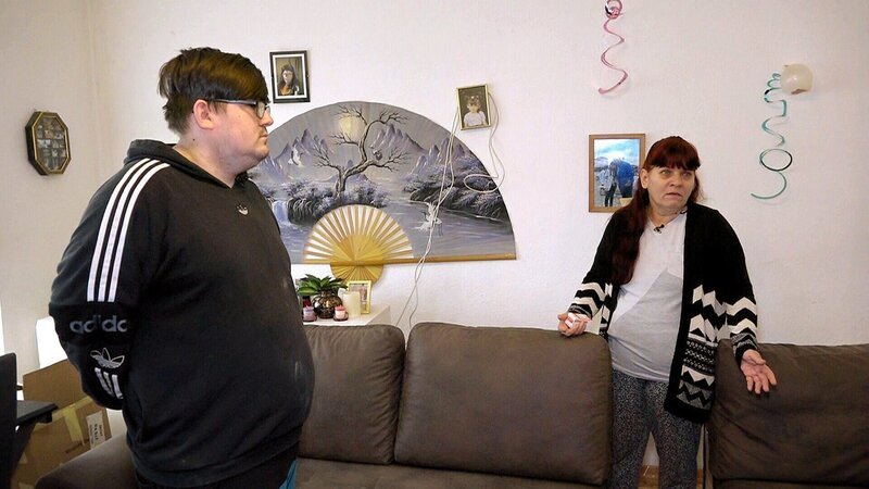 Petra (re.) und ihre Kinder Selina und Pascal (li.) machen eine unschöne Entdeckung: In der Wohnung der 51-Jährigen sind Wände und Möbelstücke mittlerweile enorm von Schimmel befallen. – Bild: RTLZWEI