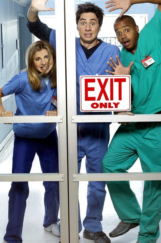 (1. Staffel) – Sammeln erste praktische Erfahrungen als Mediziner: Assistenzärzte John Dorian (Zach Braff, M.), Chris Turk (Donald Faison, r.) und Elliot Reid (Sarah Chalke, l.) … – Bild: ORF (FS1/​FS2) /​ ORF1