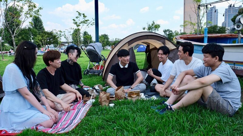 Deavan, Jihoon, Drascilla, and Taeyang meet with Jihoon’s friends in a park in South Korea – Bild: Discovery Communications, LLC