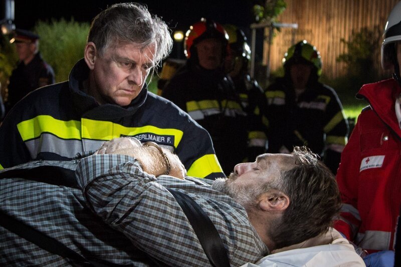 Vorne, v.li.: Franz Gasperlmaier (Johannes Silberschneider), Loisi Reiter (Martin Leutgeb) – Bild: Mag. Severin Dostal /​ ServusTV