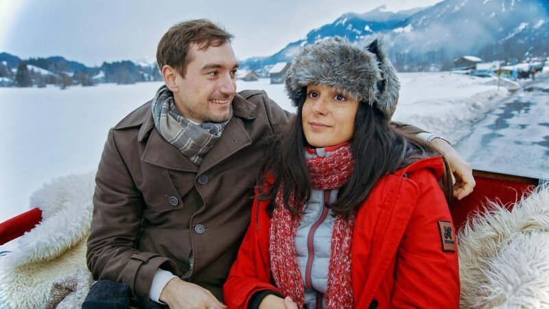 Alice (Aybi Era, r.) ist unsicher: Sind ihre Gefühle für Nicolas (Daniel Gawlowski, l.) stark genug, um mit ihm zusammen zu ziehen? – Bild: ORF/ZDF/Jan Raiber Alice (Aybi Era, r.) ist unsicher: Sind ihre Gefühle für Nicolas (Daniel Gawlowski, l.) stark genug, um mit ihm zusammen zu ziehen? – Bild: ORF/ZDF/Jan Raiber