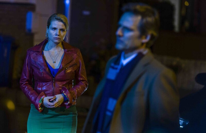 August (René Steinke, r.) will die Wahrheit über Pit wissen und bittet Danni (Annette Frier, l.) noch einmal um Hilfe – doch wird sie ihren Freund wirklich verraten? – Bild: SAT.1 /​ Frank Dicks Eigenproduktionsbild frei