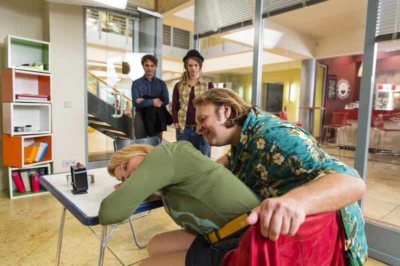 Danni (Annette Frier, l.) soll Valentin (Oliver K. Wnuk, 2.v.l.) helfen, einen Richter zu verklagen, doch vom nächtlichen Babywahnsinn ist sie total übermüdet und schläft, wo sie geht und steht, ein. Nils (Oliver Fleischer, r.) und Hashtag (Anjorka Strechel, 2.v.r.) müssen helfen. – Bild: SAT.1 /​ Frank Dicks