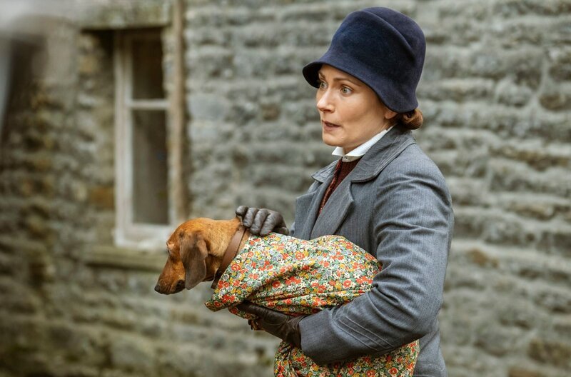 Mrs Hall (Anna Madeley) – Bild: WDR/​Playground Television UK Ltd & all3media international