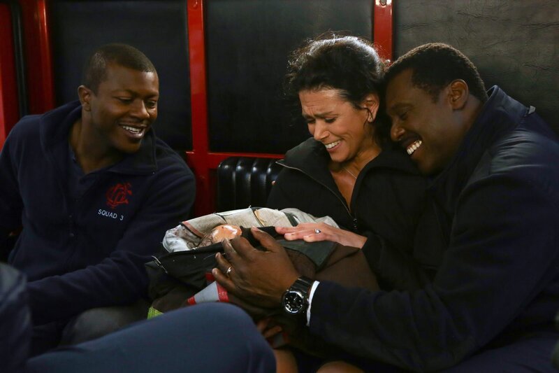 CHICAGO FIRE -- „Santa Bites“ Episode 310 -- Pictured: (l-r) Edwin Hodge als Rick Newhouse, Melissa Ponzio als Donna Robbins, Eamonn Walker als Chief Wallace Boden. – Bild: UNIVERSAL CHANNEL